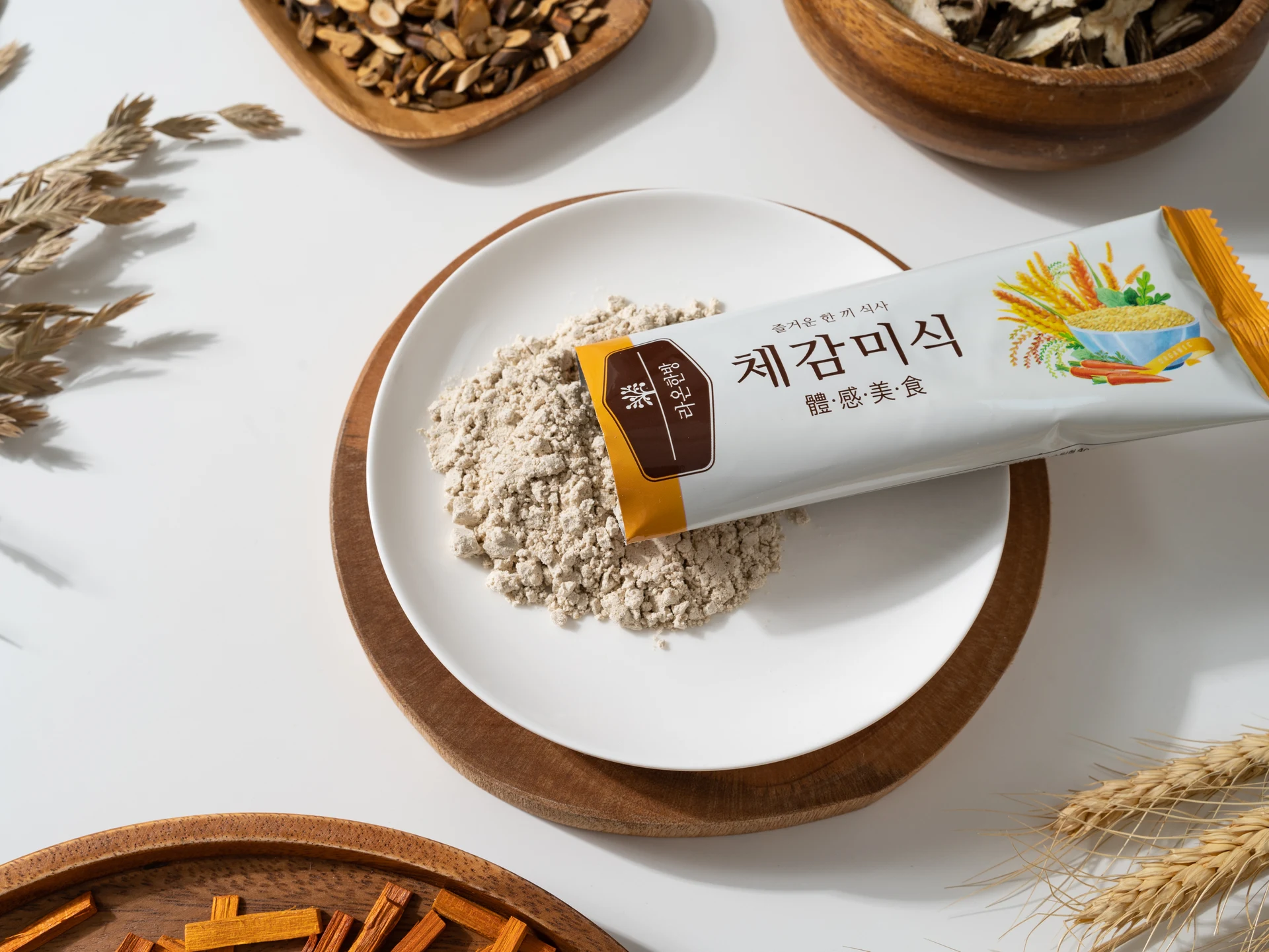 접시 위에 펼쳐진 체감미식 분말과 개별 포장